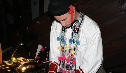 DJ Facet produkuje ako AM Looking. Track Protocol naznačuje jeho hudobný smer.
