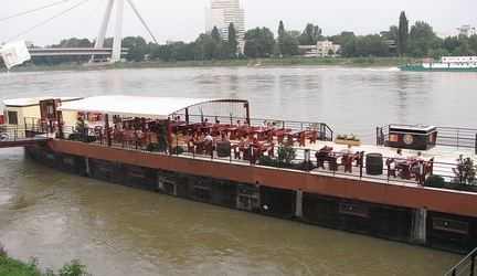 Dnb  vs.  dubstep túto sobotu na lodi v Bratislave?